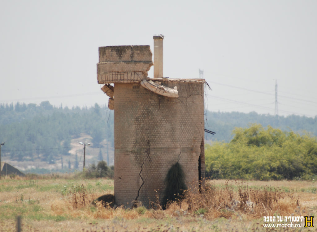 מגדל המים הבריטי הניצב בודד ליד בסיס נבאללה - צילום: אפי אליאן