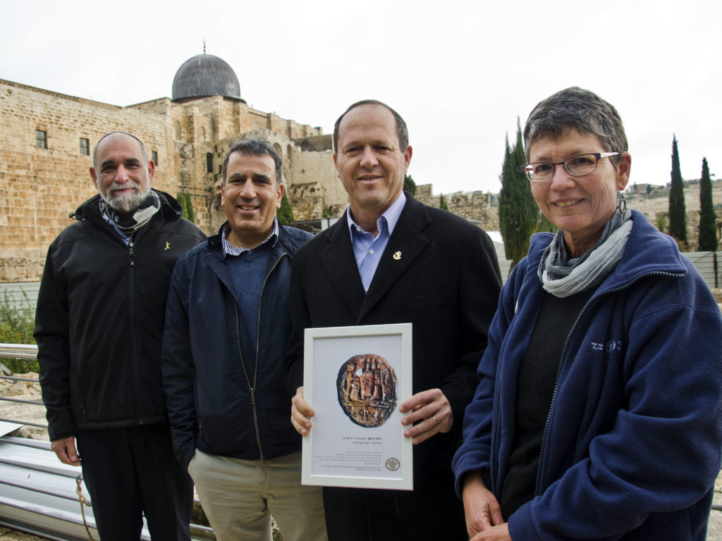 טביעת חותם שר העיר מוצגת לראש העיר ירושלים ניר ברקת. בתמונה מימין לשמאל: ד"ר שלומית וקסלר-בדולח מרשות העתיקות, ראש העיר ירושלים ניר ברקת, ארכיאולוג מרחב ירושלים ברשות העתיקות ד"ר יובל ברוך ומנכ"ל החברה לפיתוח הרובע היהודי הרצל בן ארי. צילום: יולי שוורץ