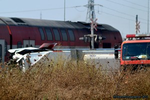 האוטובוס ההפוך מאחור והרכבת ברקע - צילום: אפי אליאן