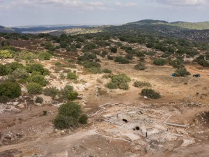 תוואי השטח בו נחשף בית הבד ברמת בית שמש - צילום: גריפין צילומי אויר