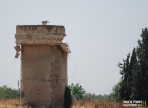 מגדל המים הבריטי הניצב בודד ליד בסיס נבאללה - צילום: אפי אליאן