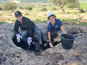 תלמידי שלח חושפים את המתקנים העתיקים בחורבת חוקוק. צילום אנסטסיה שפירו, באדיבות רשות העתיקות