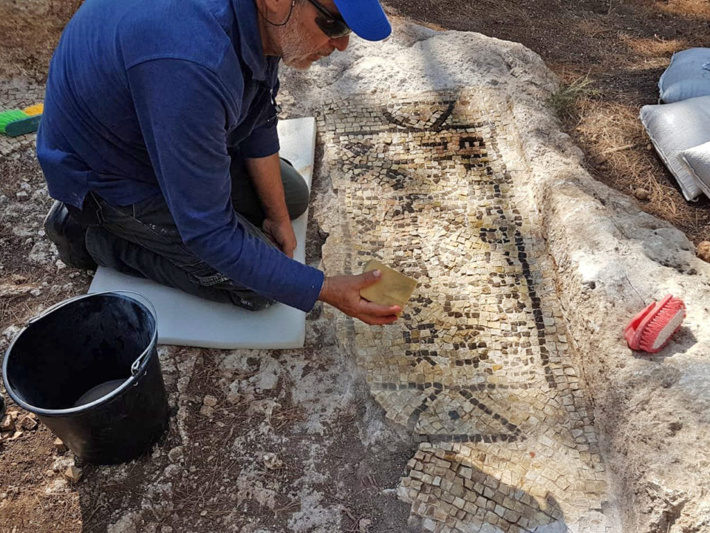 עבודות שימור הכתובת באתר. צילום: ראלב אבו דיאב