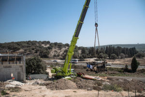 מקווה הטהרה הועתק מהשטח ומונף לצורך העברתו. צילום יולי שוורץ