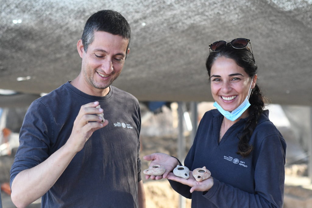 מורן בלילה ואיתי אביב מרשות העתיקות, בחפירה. צילום: יולי שוורץ