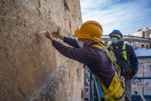 מזריקים לאבני הכותל חומר לשמירת חוסנו - צילום: יניב ברמן