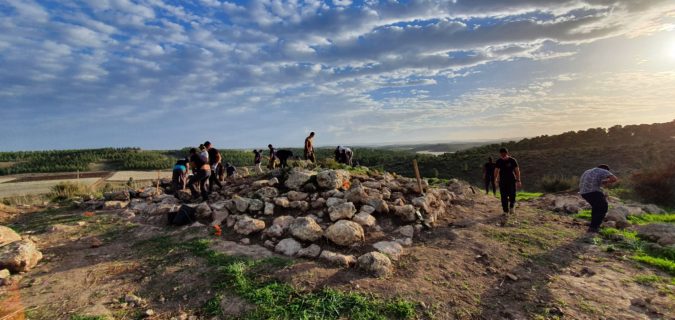 העבודות במבנה המבוצר בתחילת חשיפת המבנה. צילום סער גנור רשות העתיקות 5.תלמידי מקיף רמות באר שבע לקחו חלק בחפירות. צילום סער גנור