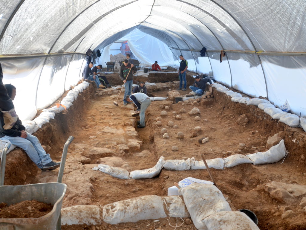 אתר החפירה במגרש הרוסים. על הרצפה ניתן לראות את אבני הקלע, עדות מוחשית לקרב שהשתרר כאן לפני 2000 שנה. צילום: יולי שוורץ