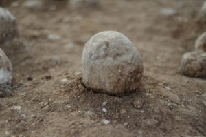 אתר החפירה במגרש הרוסים. על הרצפה ניתן לראות את אבני הקלע, עדות מוחשית לקרב שהשתרר כאן לפני 2000 שנה. צילום: יולי שוורץ