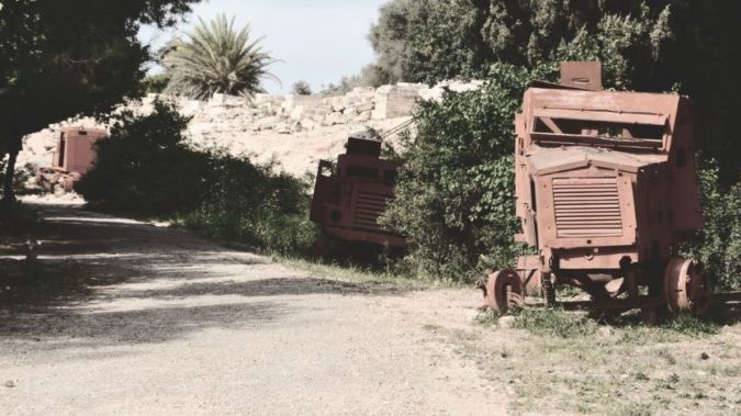 חלק מכלי הרכב המשוריינים הניצבים באנדרטת שיירת יחיעם - צילום: אפי אליאן