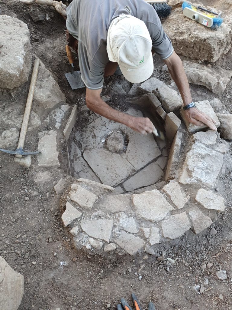 חשיפת מזרקת מים בסמוך למקום מציאת מטמון מטבעות הזהב. צילום: יואב לרר