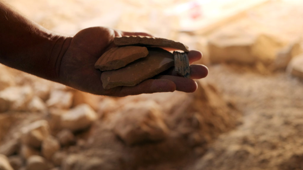 שברי חרסים עתיקים שהתגלו במערה. צילום אמיל אלג'ם 