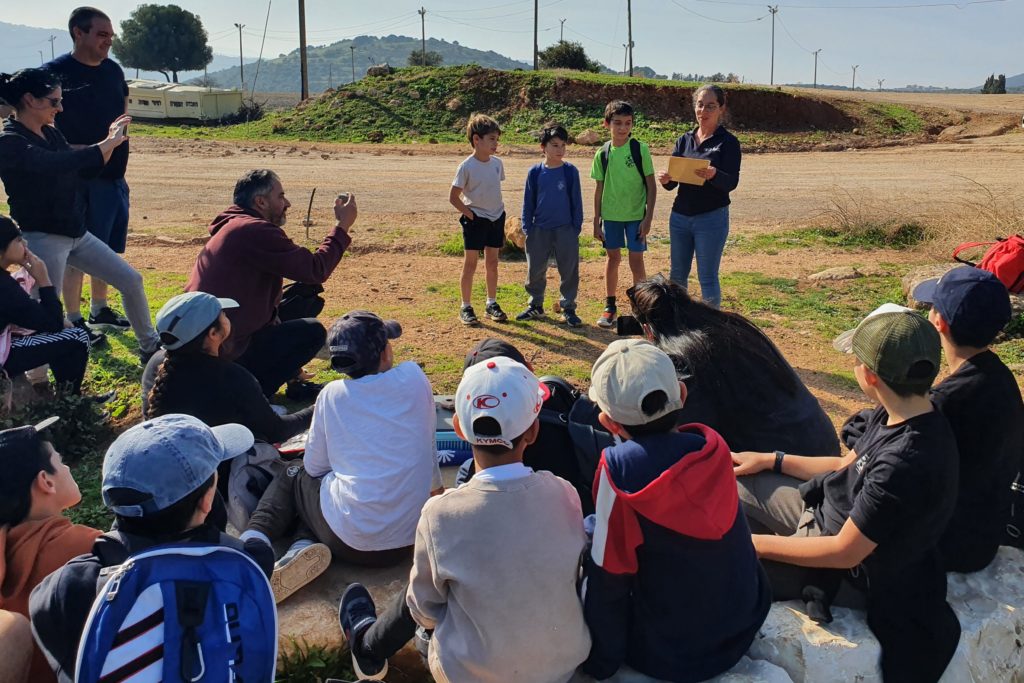 ילדי הכיתה במעמד חלוקת התעודות יחד עם דר עינת עמבר-ערמון, ההורים והמורה שלומית אלימור. צילום שקד כהן