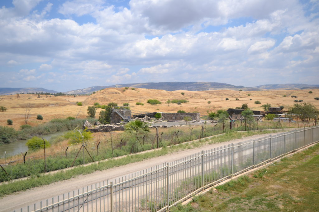 החאן הממלוכי בו התיישבו חלוצי גשר הראשונים - צילום: אפי אליאן