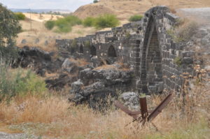 גשר המעבר העתיק מעל הירדן - פוצץ במסגרת מלחמת העצמאות במטרה להקשות על חציית הכוחות הערבים - צילום: מורן יונה אליאן