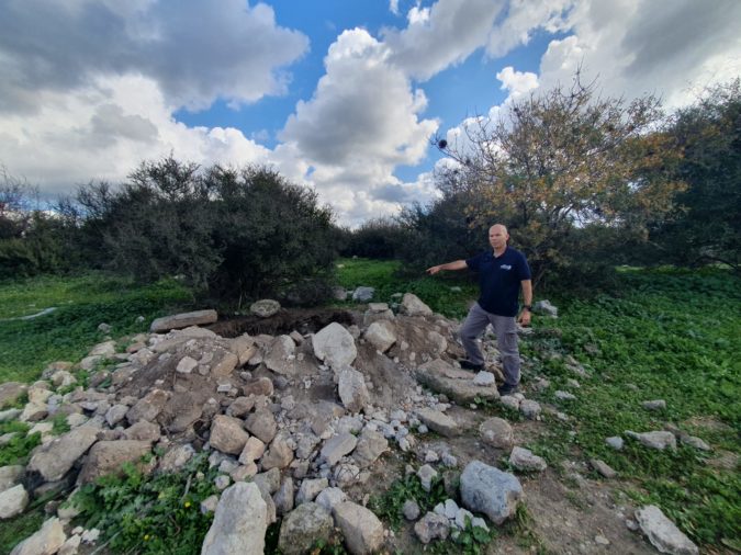 ניר דיסטלפלד מרשות העתיקות מחזיק שברים של רצפת הפסיפס שנעקרה ממקומה. צילום רוני שרון