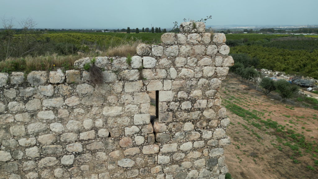 חרך הירי בחלקו העליון החיצוני של המגדל הצלבני חורבת בורגתא - צילום: אפי אליאן