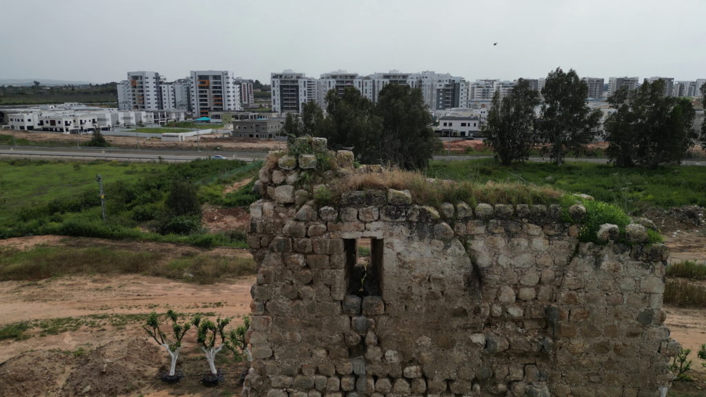 חרך הירי בחלקו העליון הפנימי של המגדל הצלבני חורבת בורגתא - צילום: אפי אליאן