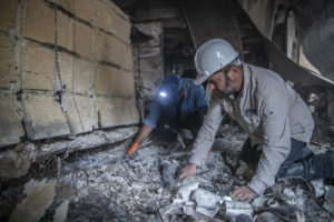 אנשי רשות העתיקות סורקים בית שרוף בעוטף ישראל - צילום: שי הלוי