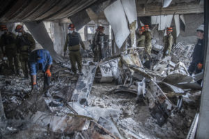 אנשי רשות העתיקות סורקים בית שרוף בעוטף ישראל - צילום: שי הלוי