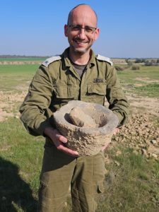 רסן במיל. אלישיב בוחבוט עם המכתש. צילום יאיר עמיצור רשות העתיקות