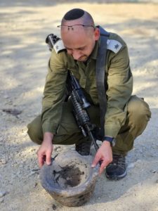 רסן במיל. אלישיב בוחבוט עם המכתש. צילום יאיר עמיצור רשות העתיקות