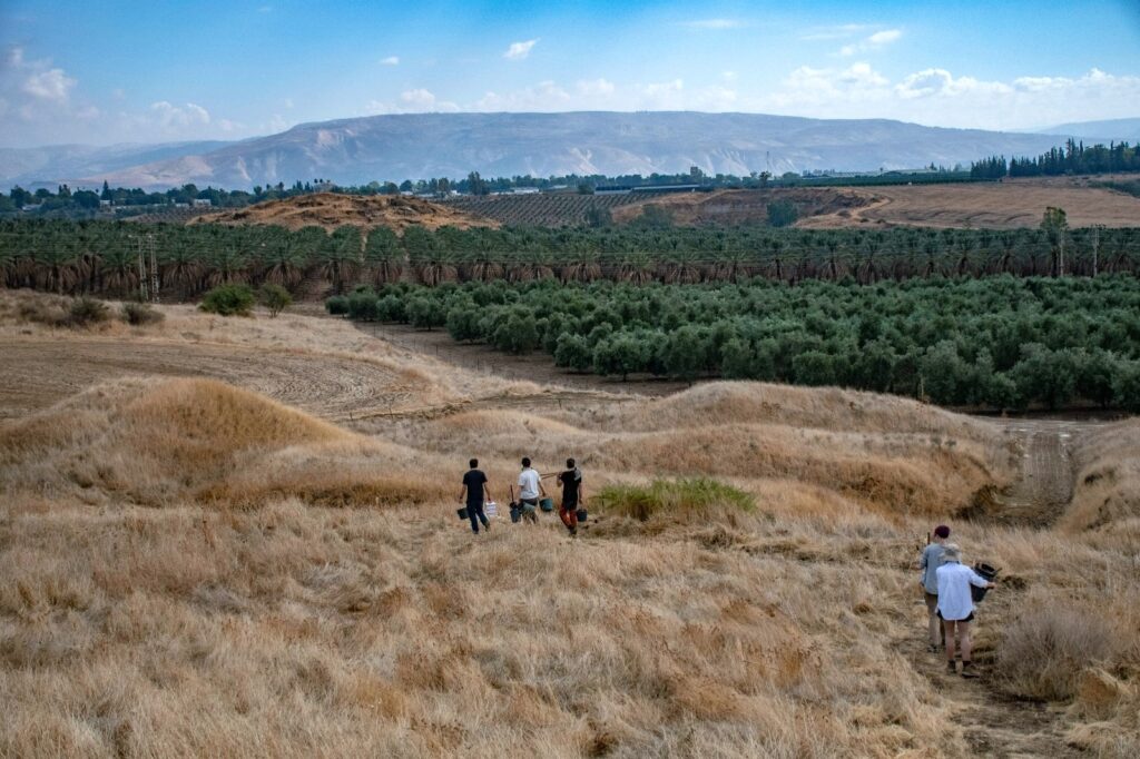 משלחת החפירה בדרכה לעבודה צילום יולי שוורץ רשות העתיקות