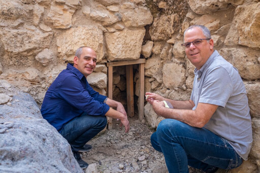 הארכיאולוגים פרופ' יובל גדות ודר גו עוזיאל, ממנהלי המחקר הרחב בעיר דוד. צילום יניב ברמן, עיר דוד