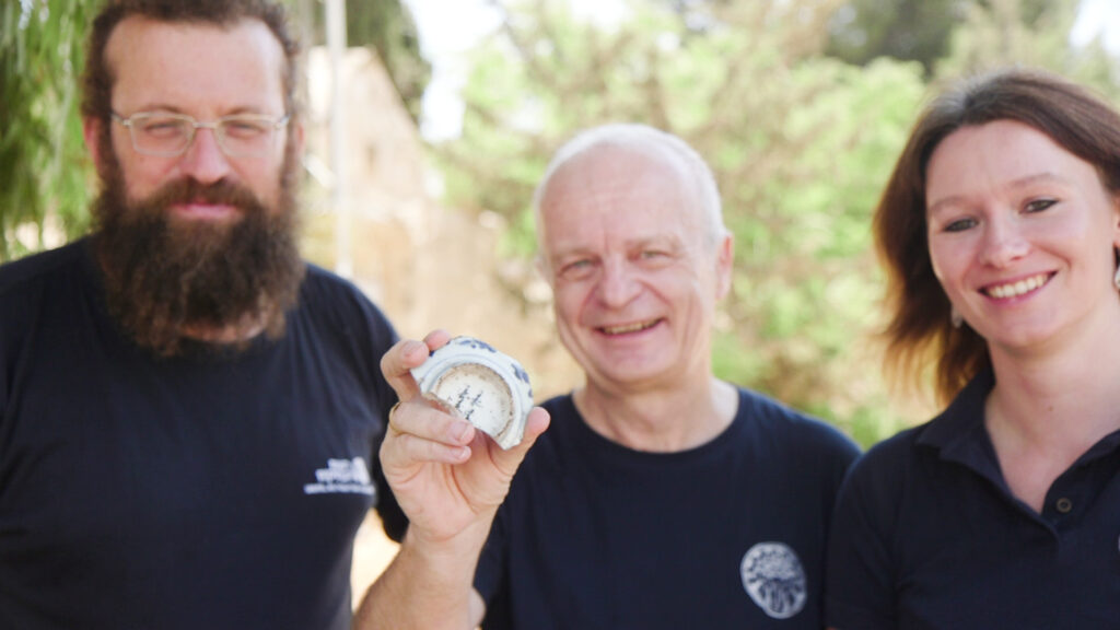 חוקרים והכתובת הנדירה. צילום:  אמיל אלג'ם